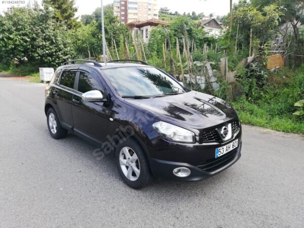 ARACIMIZDA DORT PARCA BOYA VARDIR GAYET TEMIZ BIR ARACTIR